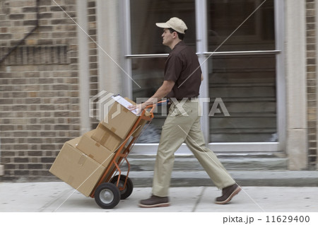 Side view of delivery man with boxes 11629400