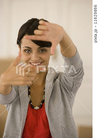 Young woman making frame with fingers 11629866