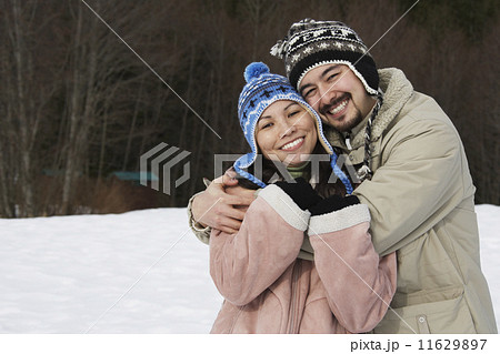Mixed Race couple hugging 11629897