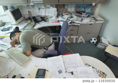 Businessman sleeping at desk 11630030