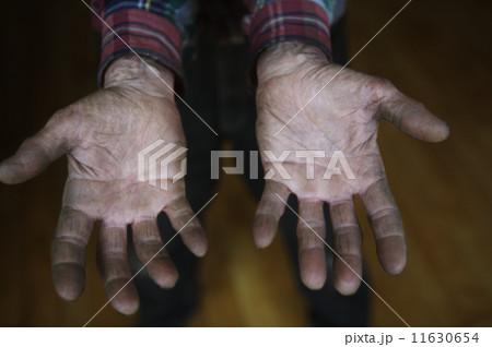 Close up of elderly man's hands 11630654