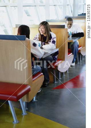 Teenagers eating in restaurant 11630725