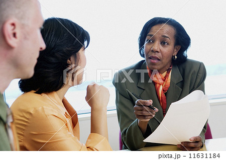Businesspeople at meeting 11631184