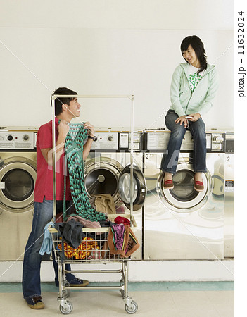 Asian couple in laundromat 11632024