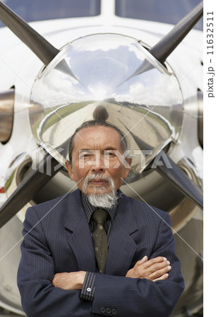 Asian businessman in front of airplane 11632511