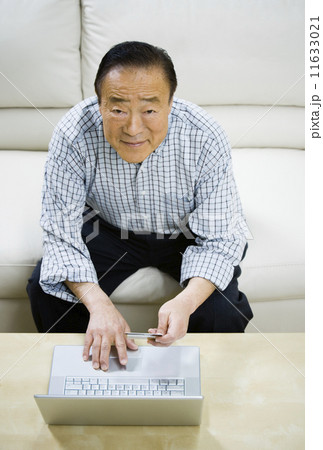 Senior Asian man shopping online 11633021