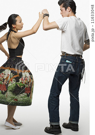 Asian couple dancing Asian couple dancing 11633048