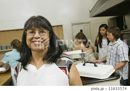 Hispanic woman wearing apron 11633574