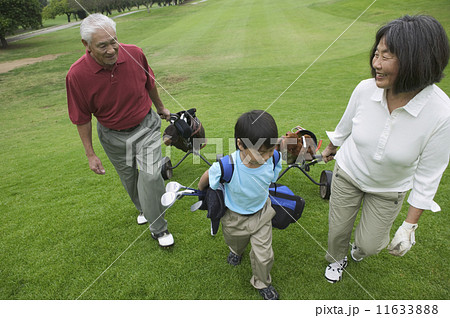 Grandparents playing golf with grandson 11633888