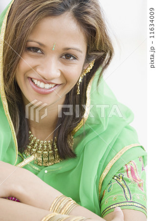 Indian woman wearing traditional dress 11634009