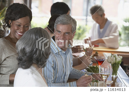 Friends eating and drinking at bar 11634013
