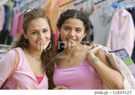 Portrait of two teenage girls shopping 11634127