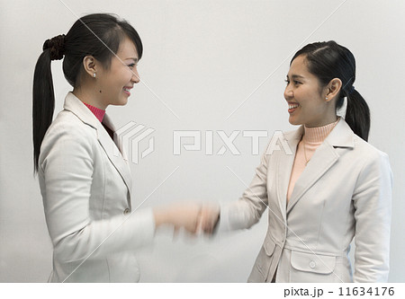 Asian businesswomen shaking hands 11634176