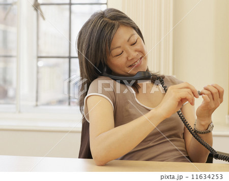 Asian businesswoman talking on telephone 11634253