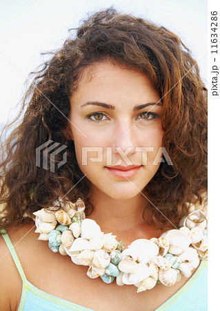 Woman wearing seashell necklace 11634286