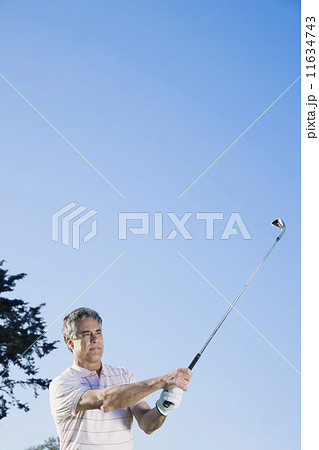 Man swinging golf club 11634743
