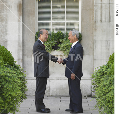 Two senior Asian business men shaking hands 11635111