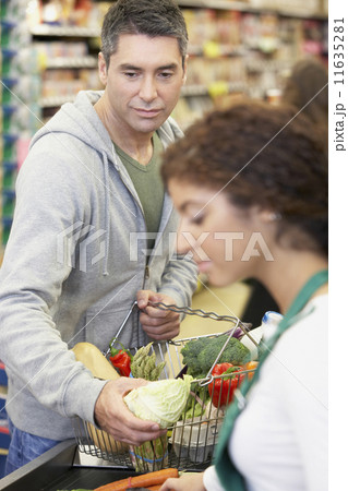 Hispanic man checking out at grocery store 11635281