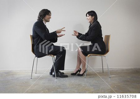 Businesspeople playing rock paper scissors 11635708