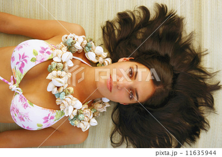 Young woman wearing seashell necklace 11635944