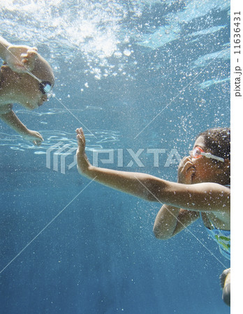 Children waving to each other underwater 11636431