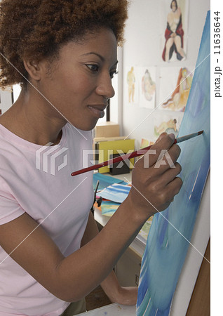 Profile of woman painting on canvas 11636644