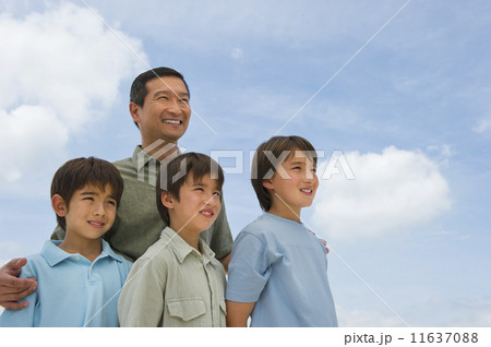 Smiling father and sons 11637088