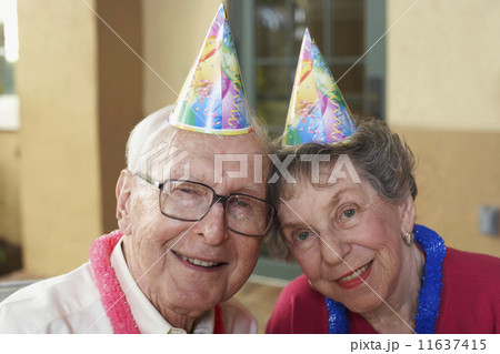 Senior couple wearing party hats 11637415