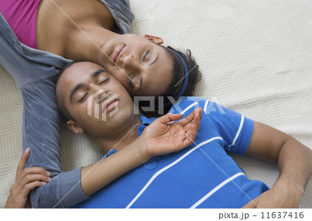Young couple laying with heads touching 11637416