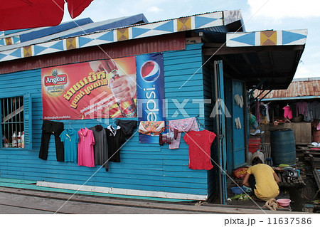 トンレサップ湖の水上にある店 トンレサップ湖の水上にある店 11637586