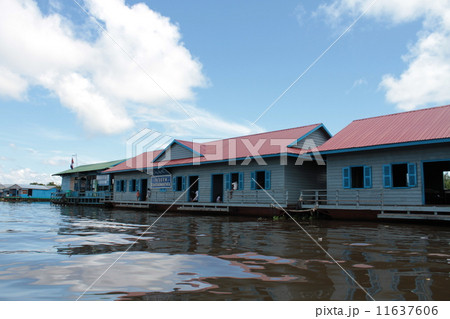 トンレサップ湖にある学校 トンレサップ湖にある学校 11637606