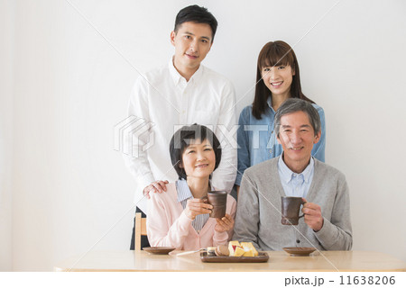 おやつを楽しむ家族 11638206