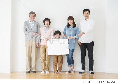 三世代家族のポートレート 11638208