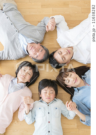 三世代家族のポートレート 11638282