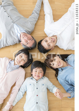 三世代家族のポートレート 11638313