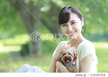 愛犬と若い女性 11638768