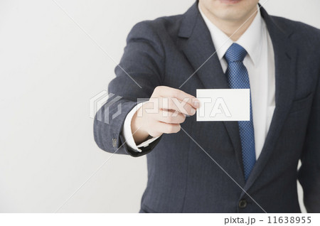 名刺を持つ男性 11638955