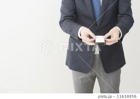 名刺を持つ男性 11638956