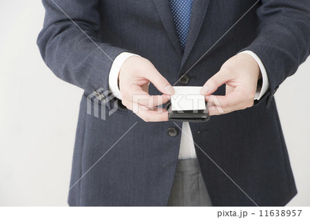 名刺を持つ男性 11638957