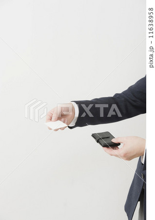 名刺を差し出す男性 11638958