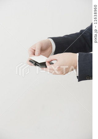 名刺を差し出す男性 11638960