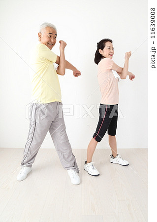 体操するミドル（シニア）夫婦 11639008