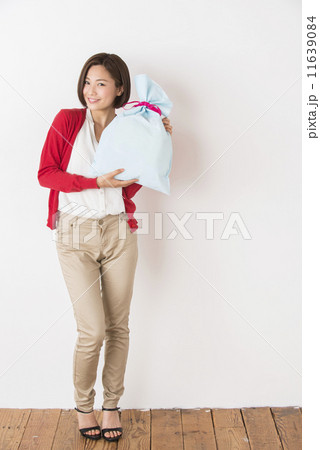 プレゼントを持った若い女性 プレゼントを持った若い女性 11639084