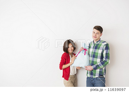 プレゼントを持った国際結婚カップル 11639097