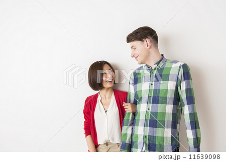 国際結婚カップル 11639098