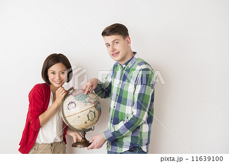 地球儀を持った国際結婚カップル 地球儀を持った国際結婚カップル 11639100