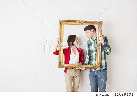 フレームを持った国際結婚カップル フレームを持った国際結婚カップル 11639101