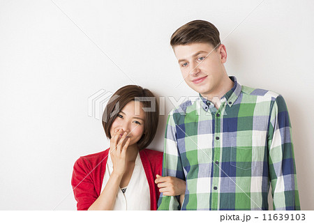 国際結婚カップル 11639103