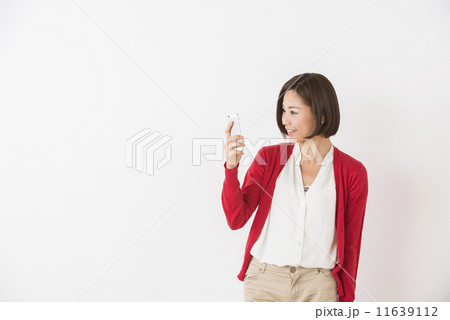 スマートフォンを持った若い女性 スマートフォンを持った若い女性 11639112