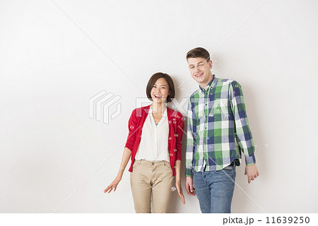 シャボン玉と国際結婚カップル 11639250